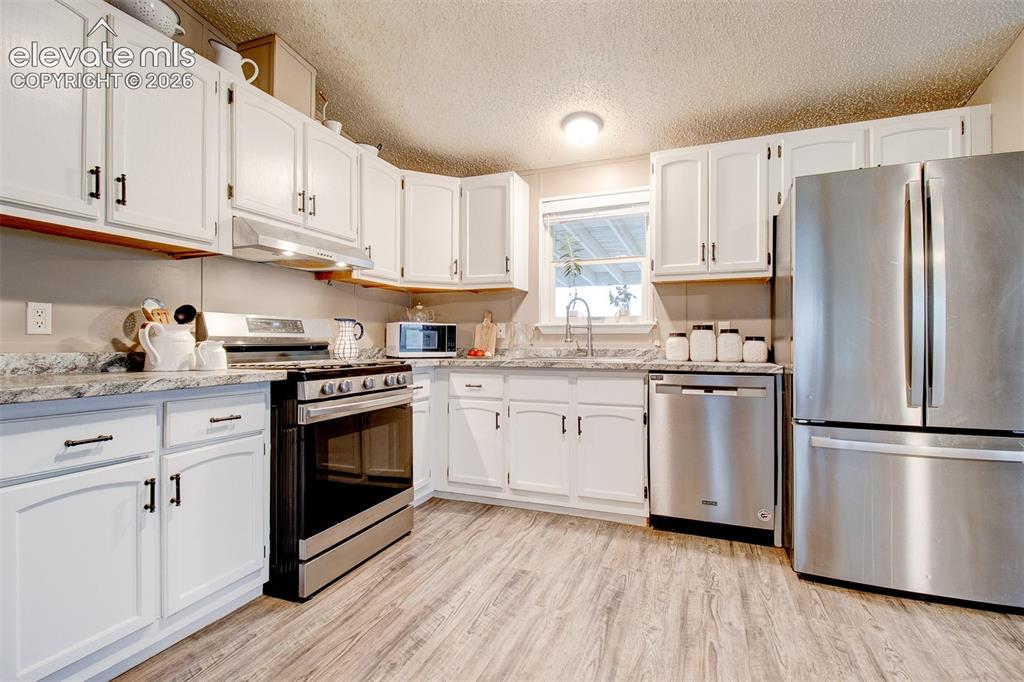 Image 6 of 42: Kitchen