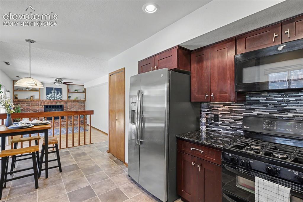 Image 17 of 41: Kitchen facing the family room
