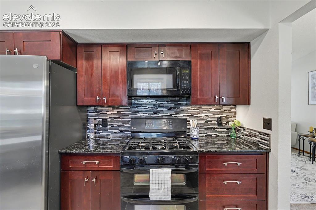 Image 20 of 41: Gas stove w/ double ovens and built in microwave