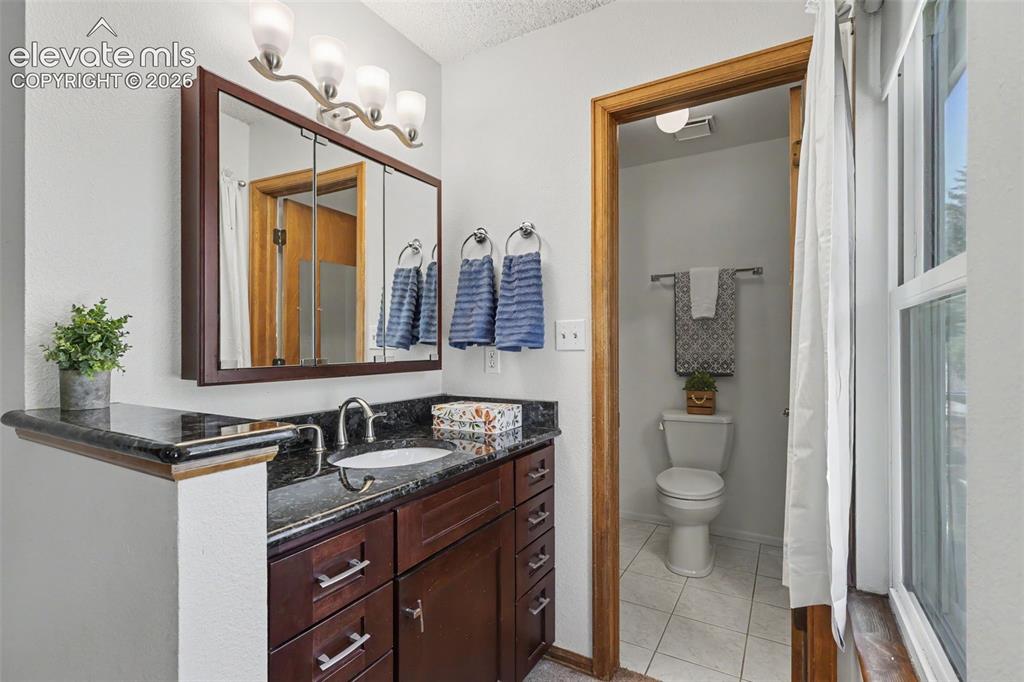 Image 27 of 41: Primary en-suite w/ separate sink and toilet