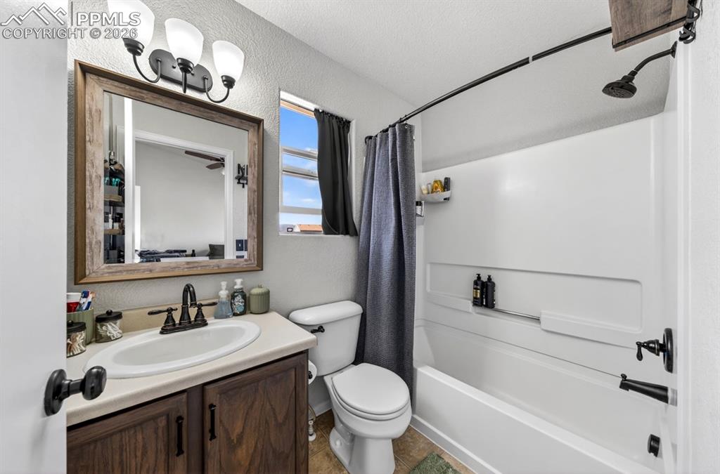 Image 12 of 28: Bathroom