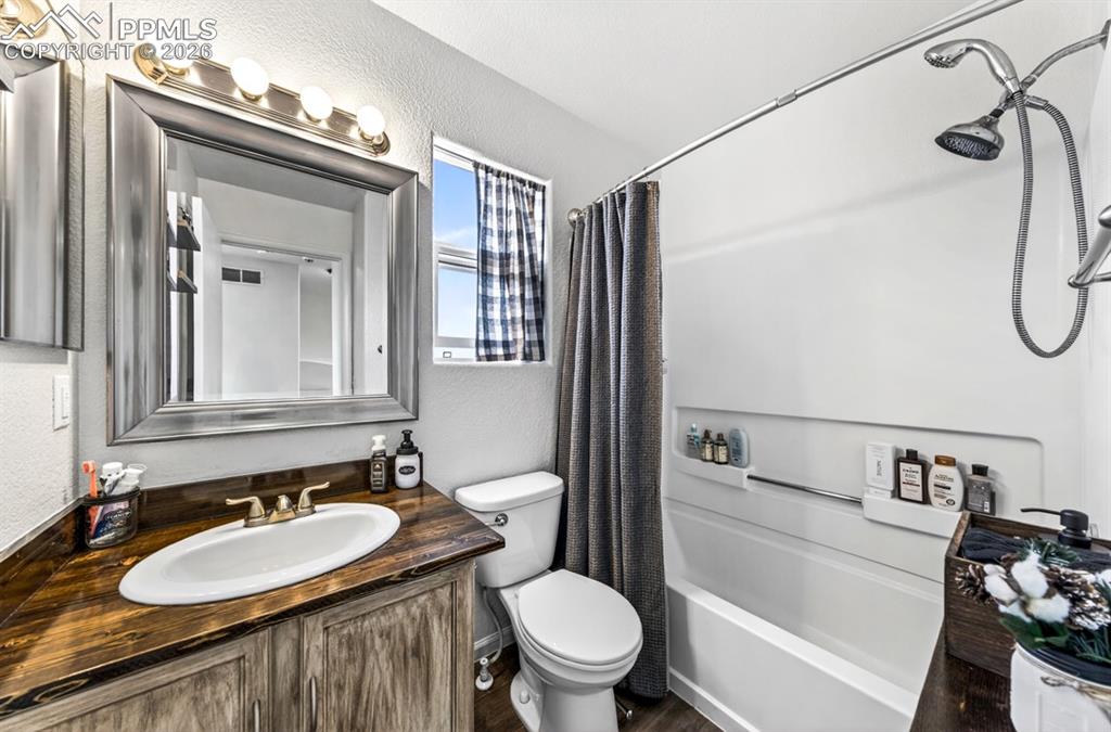 Image 15 of 28: Bathroom