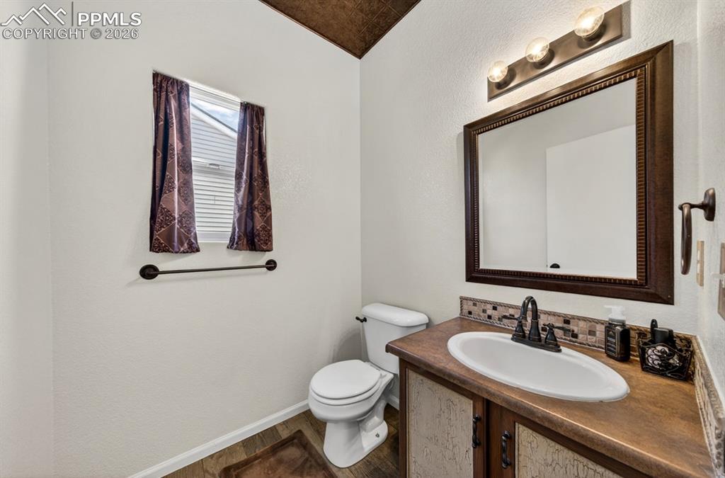 Image 18 of 28: Bathroom