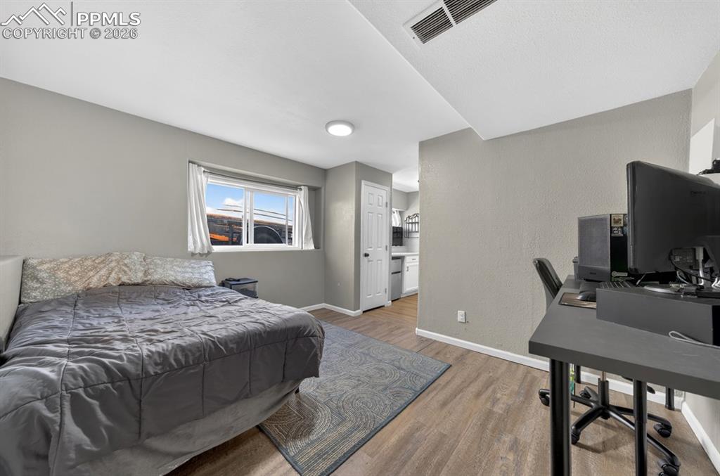 Image 19 of 28: Bedroom