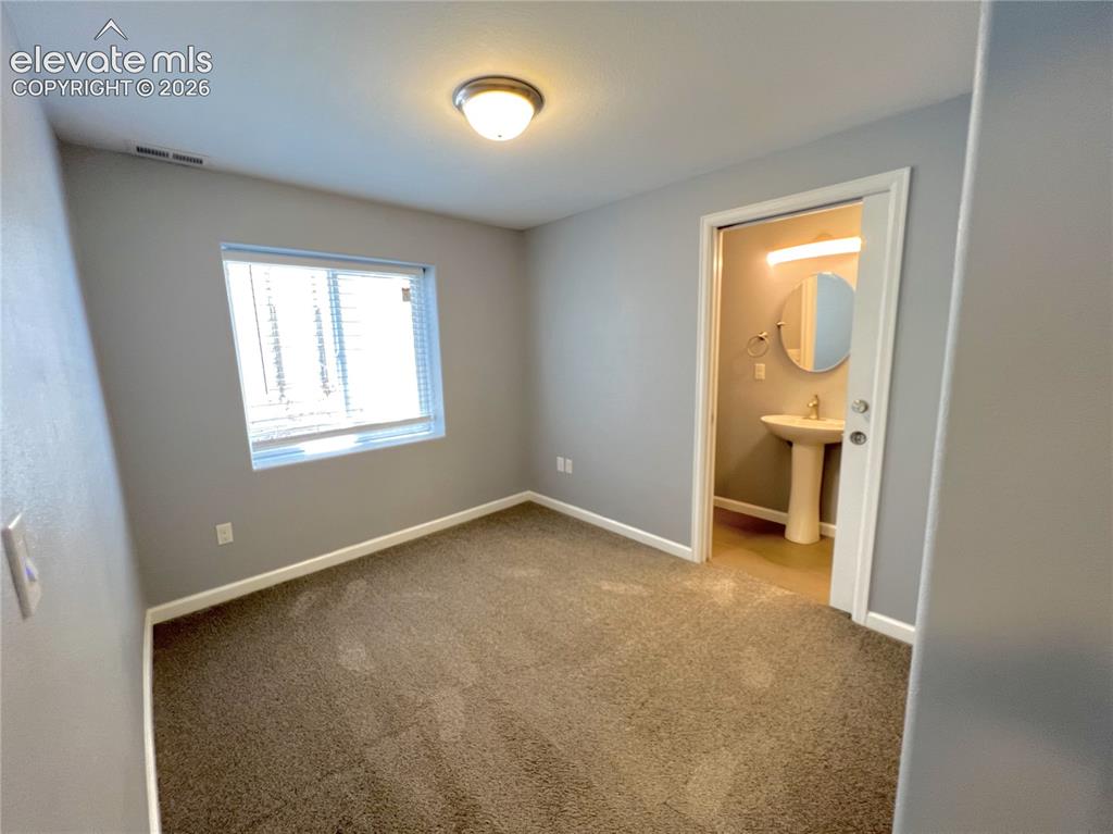 Image 15 of 16: Bedroom
