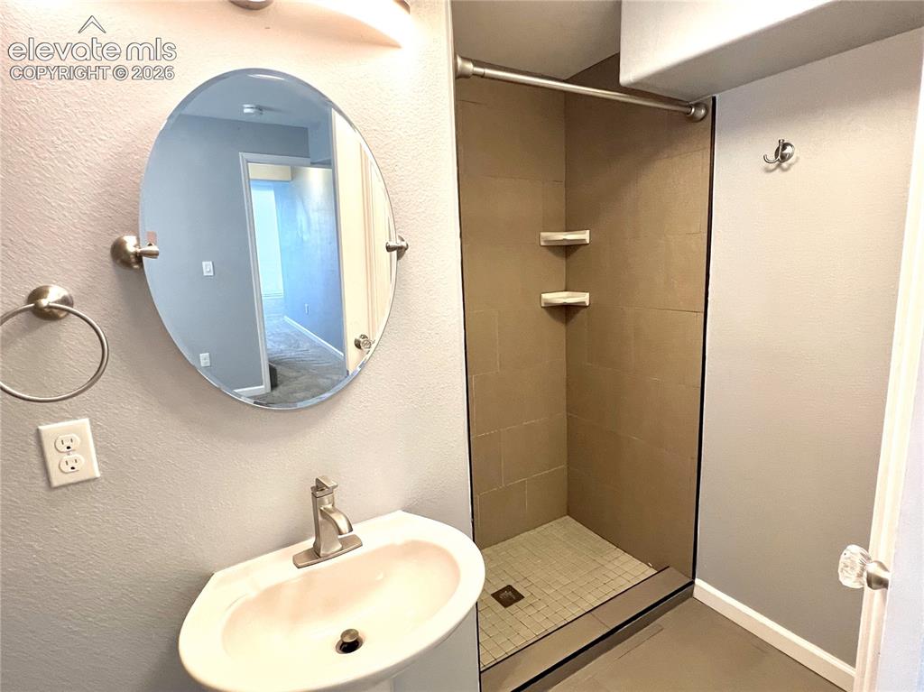 Image 16 of 16: Bathroom
