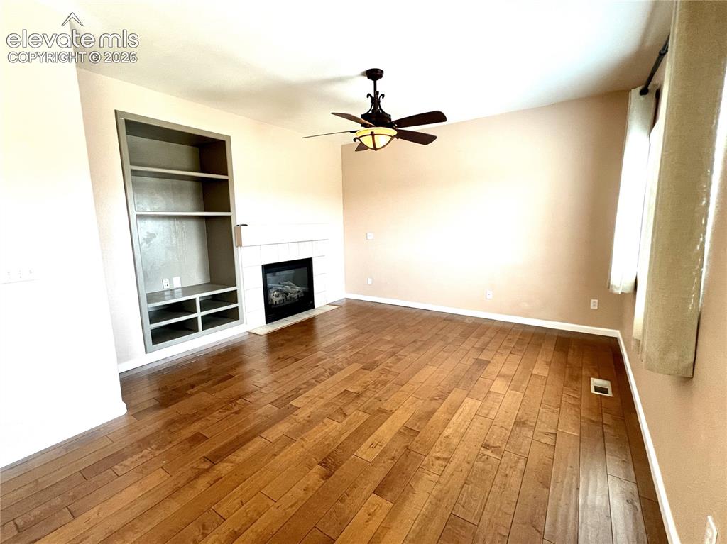 Image 4 of 16: Living Room
