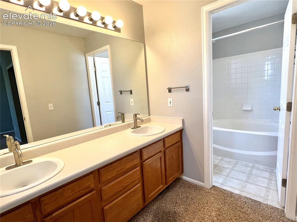 Image 7 of 16: Bathroom