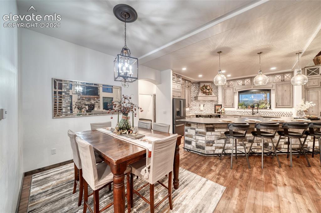 Image 16 of 50: Dining Area
