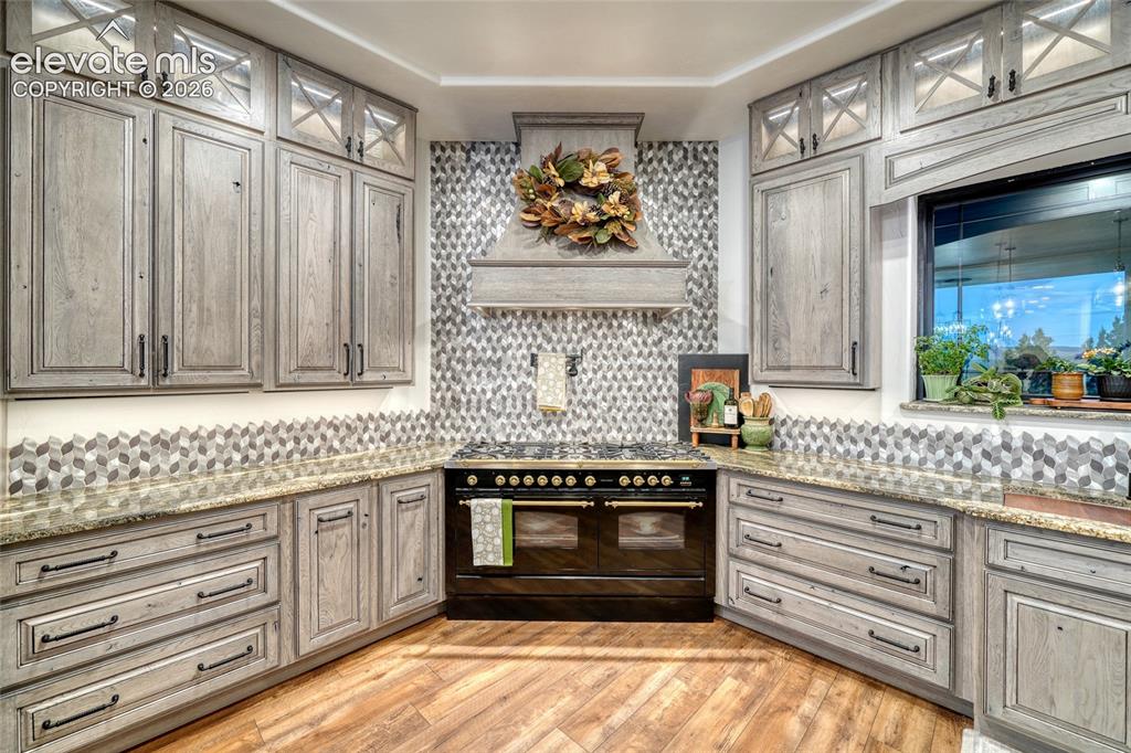 Image 19 of 50: Kitchen