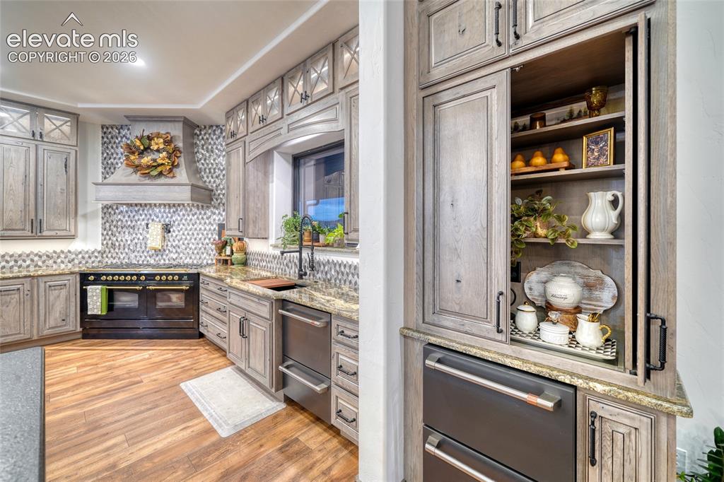 Image 21 of 50: Kitchen