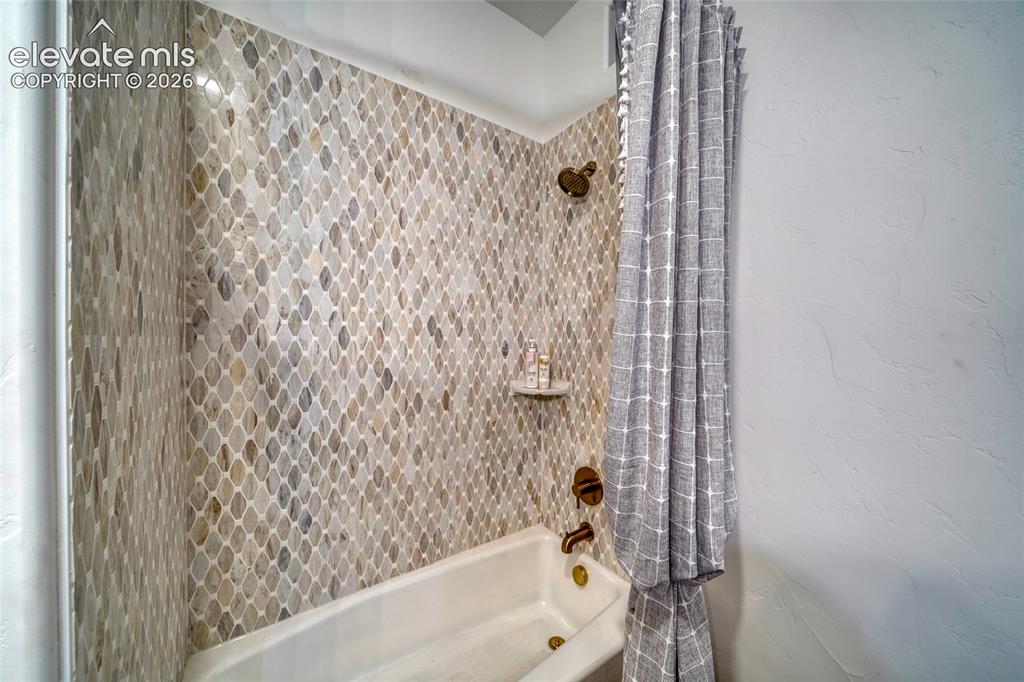 Image 44 of 50: Bathroom