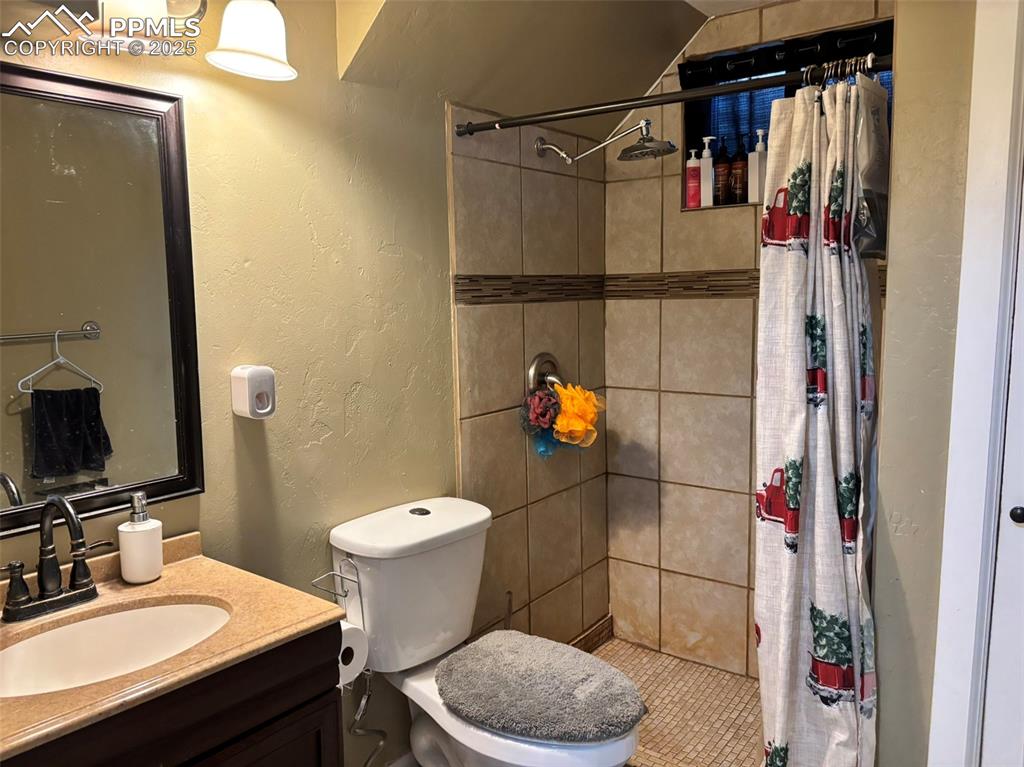 Image 13 of 20: Bathroom