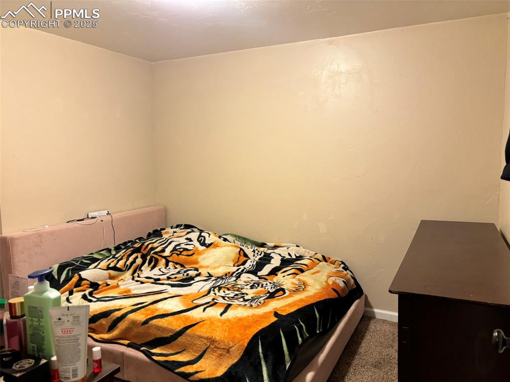 Image 16 of 20: Bedroom