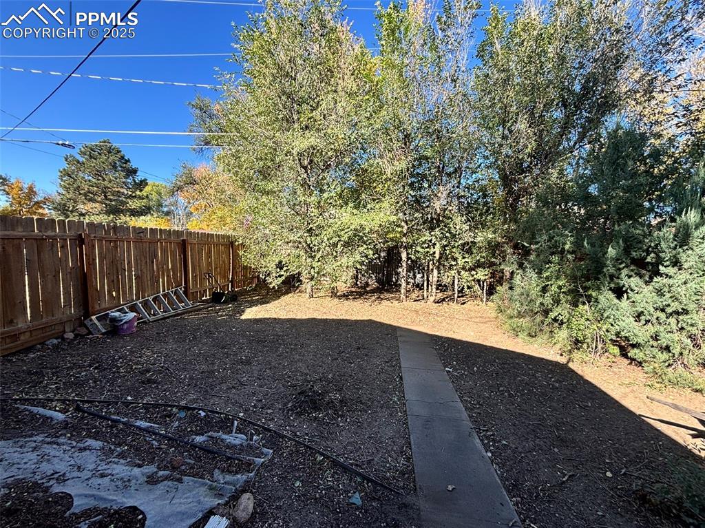 Image 19 of 20: Yard