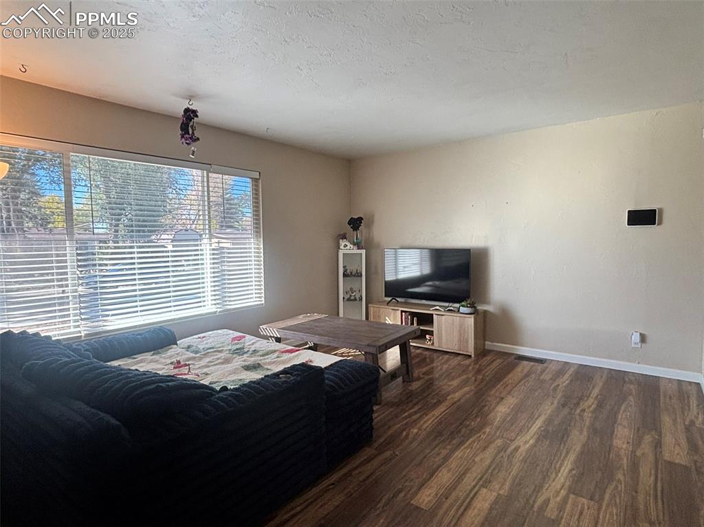 Image 5 of 20: Living Room