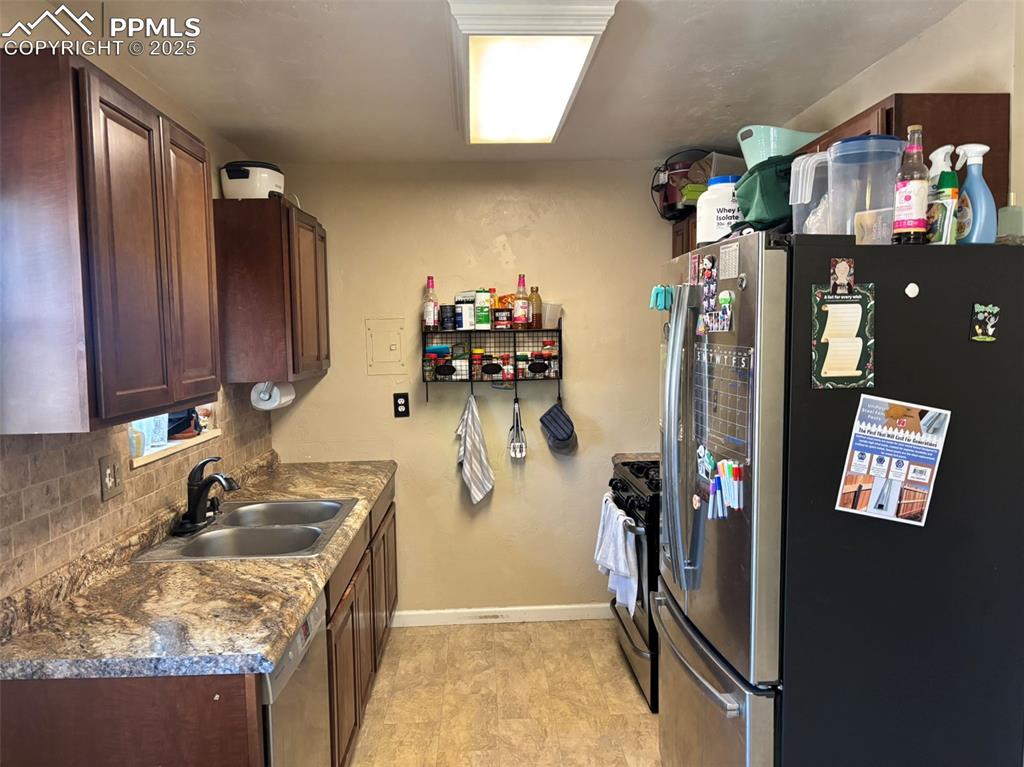 Image 7 of 20: Kitchen