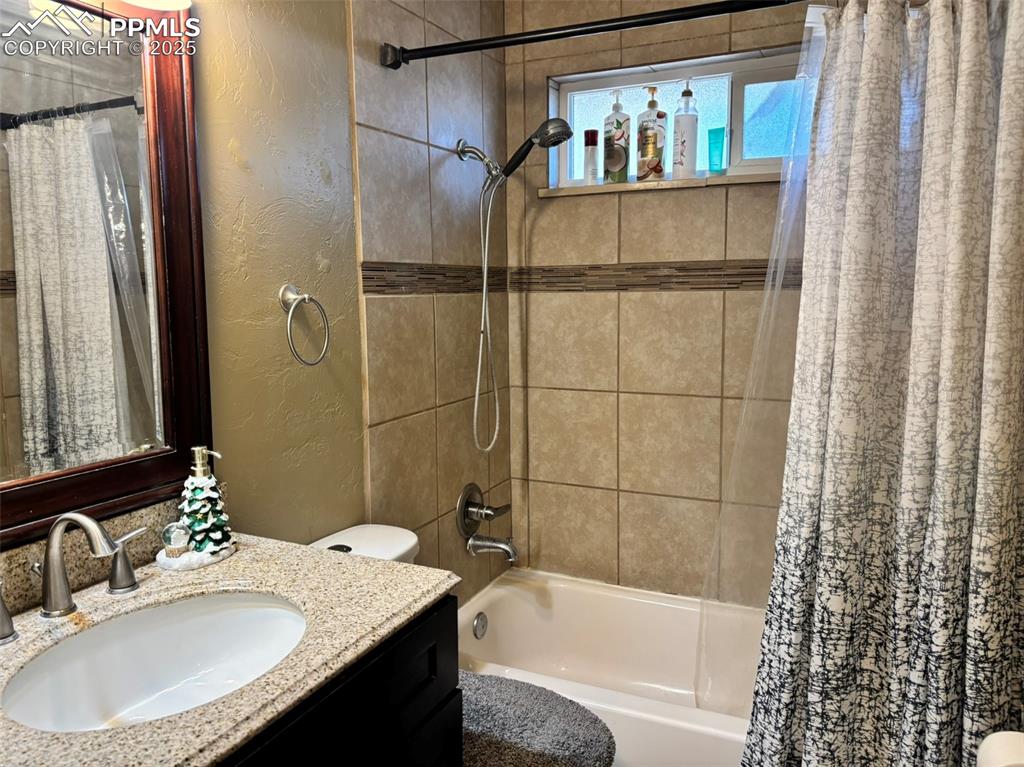 Image 9 of 20: Bathroom