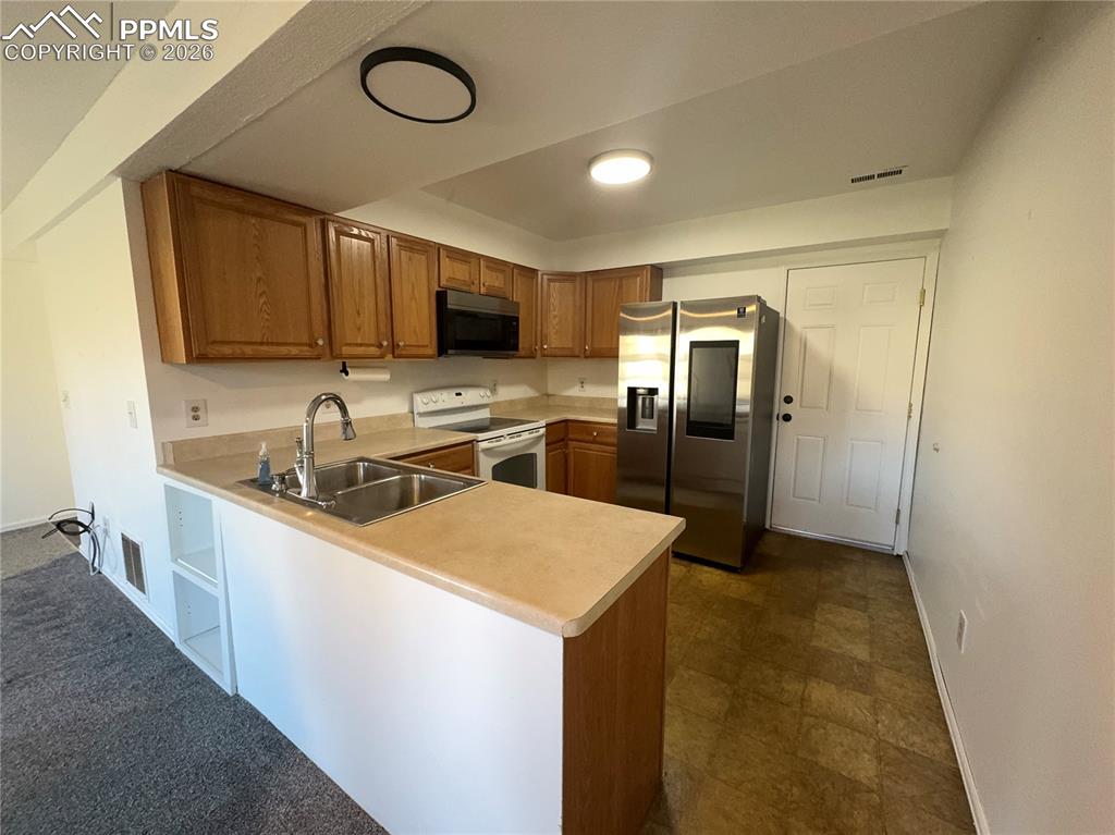 Image 10 of 28: Kitchen