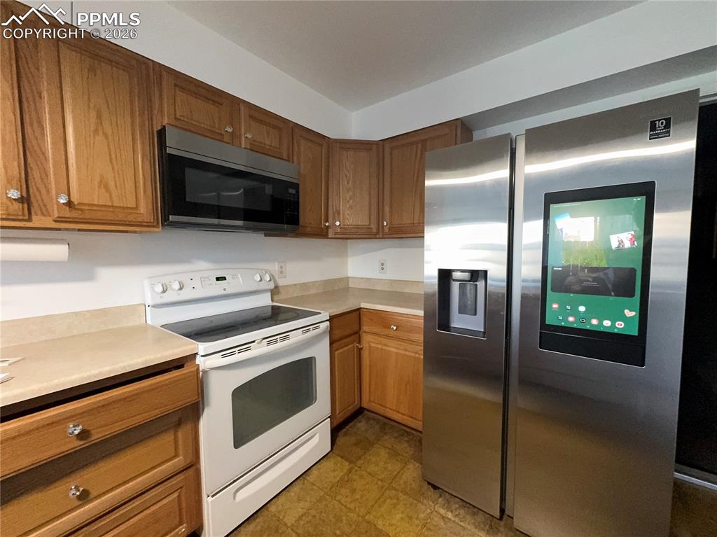 Image 11 of 28: Kitchen