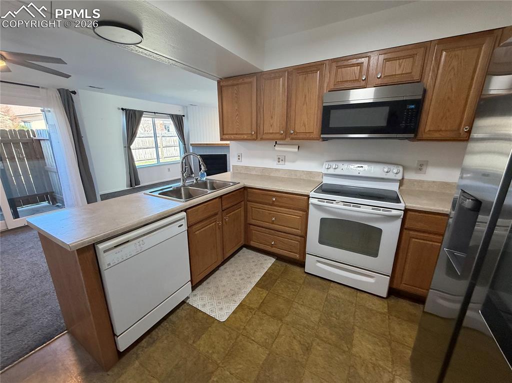 Image 8 of 28: Kitchen