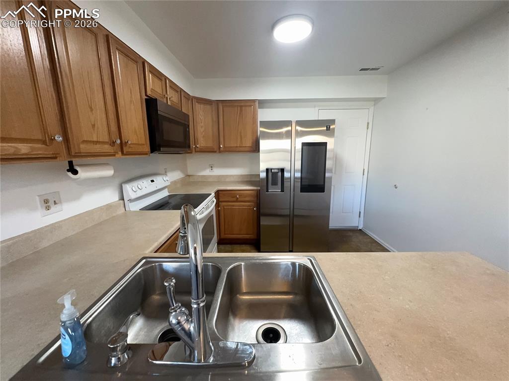 Image 9 of 28: Kitchen
