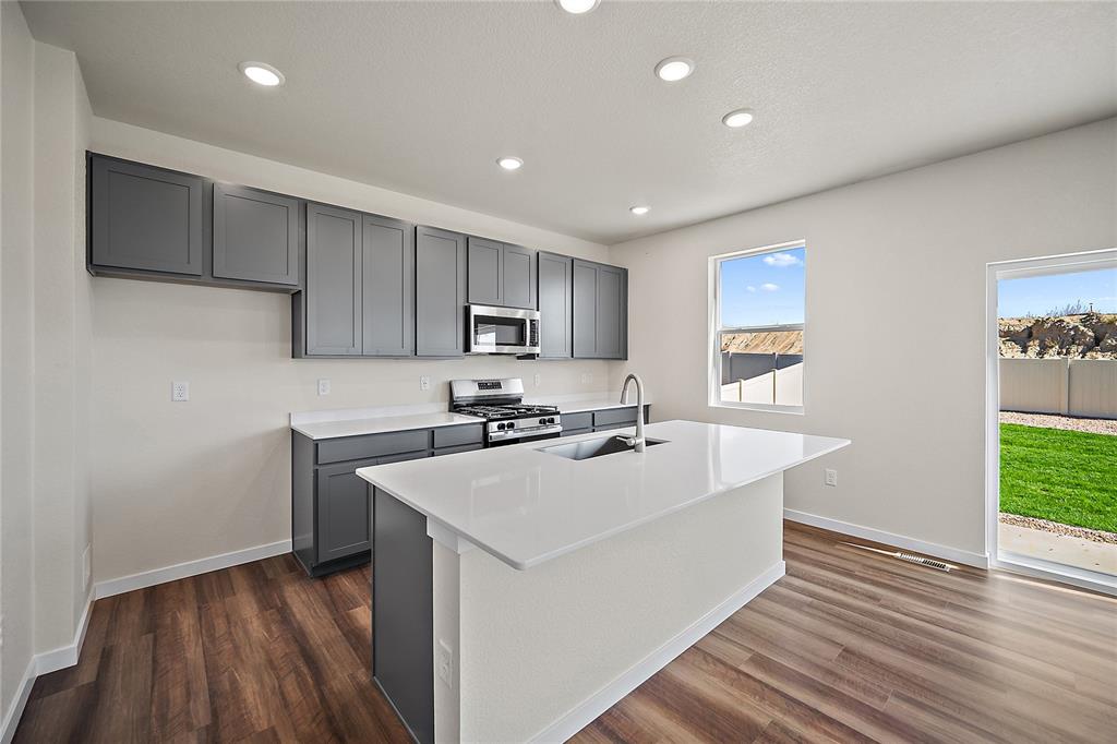 Image 12 of 40: Kitchen