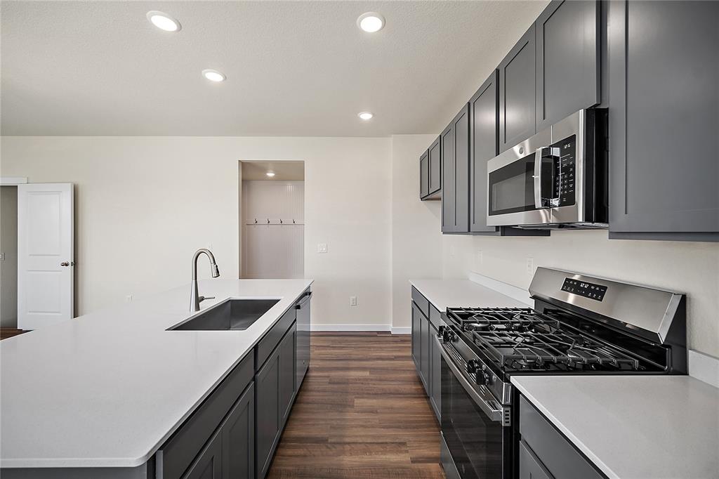 Image 14 of 40: Kitchen