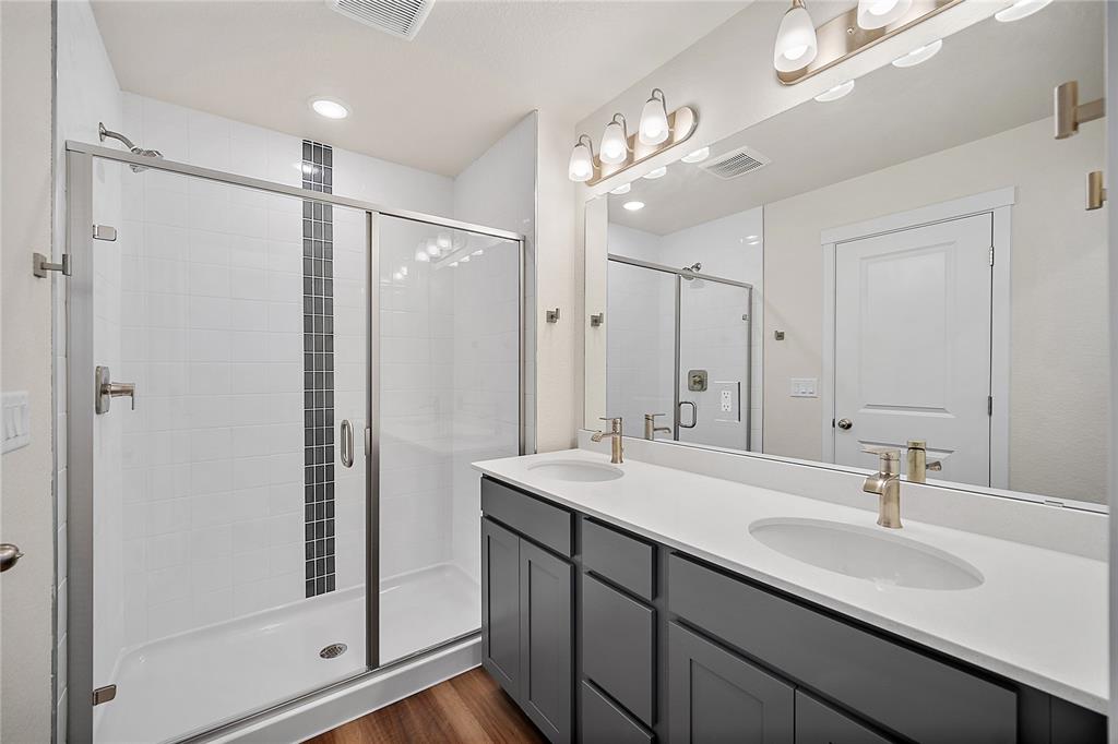 Image 23 of 40: Bathroom