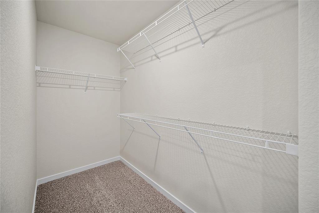 Image 25 of 40: Closet