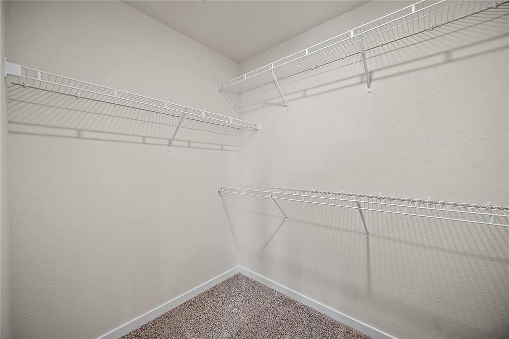 Image 26 of 40: Closet