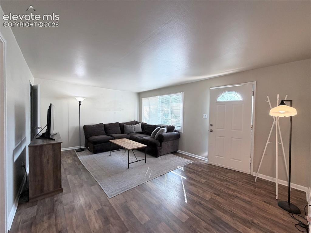 Image 3 of 10: Spacious Living Room