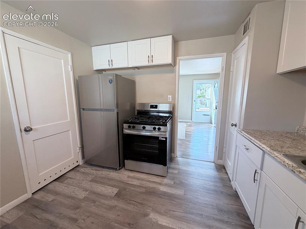 Image 6 of 10: Kitchen