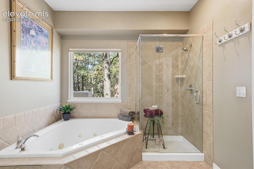 Image 14 of 50: Bathroom