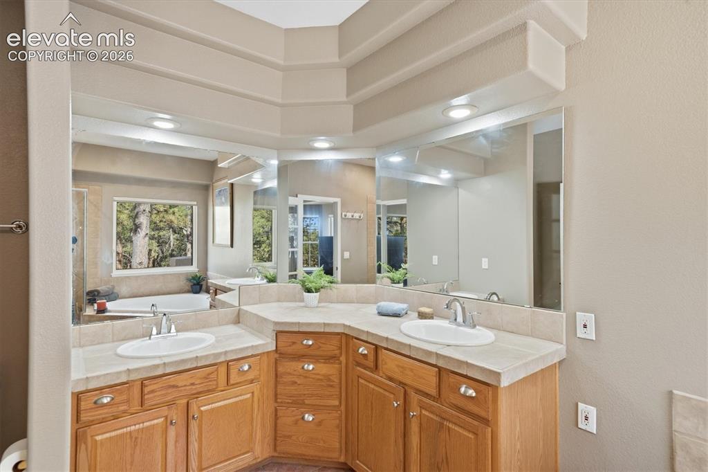 Image 15 of 50: Bathroom