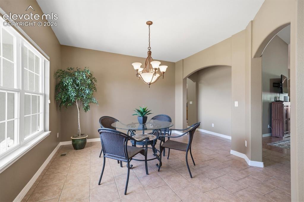 Image 4 of 50: Dining Area