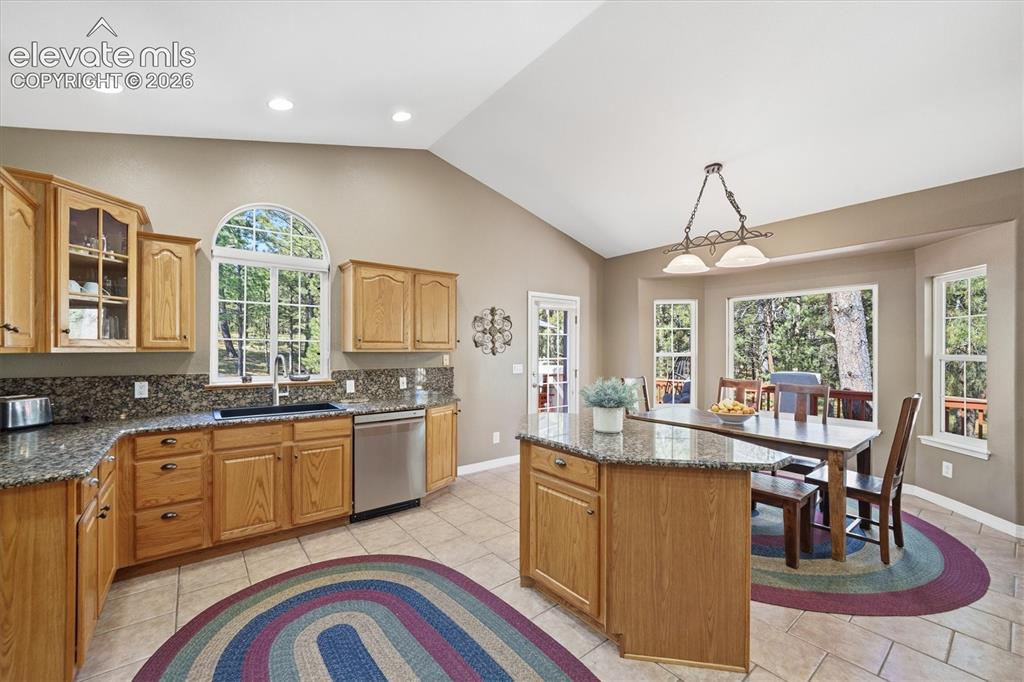 Image 8 of 50: Kitchen
