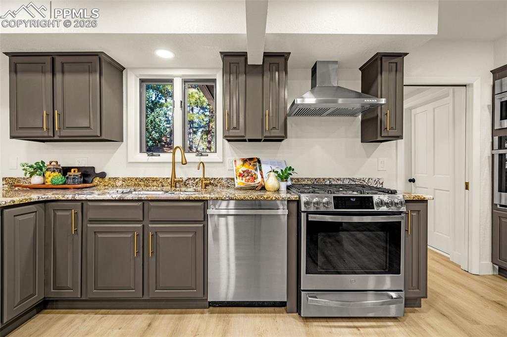 Image 14 of 46: Kitchen