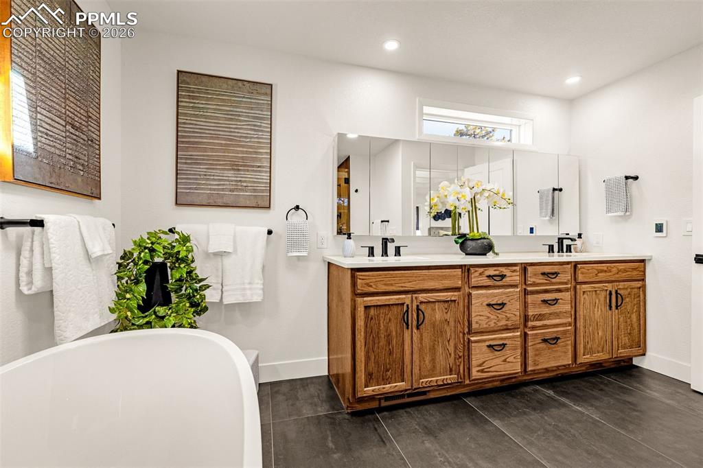 Image 31 of 46: Bathroom