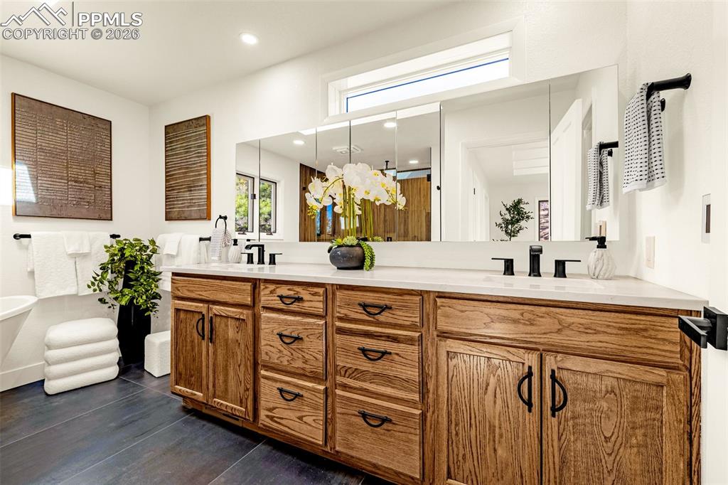 Image 32 of 46: Bathroom