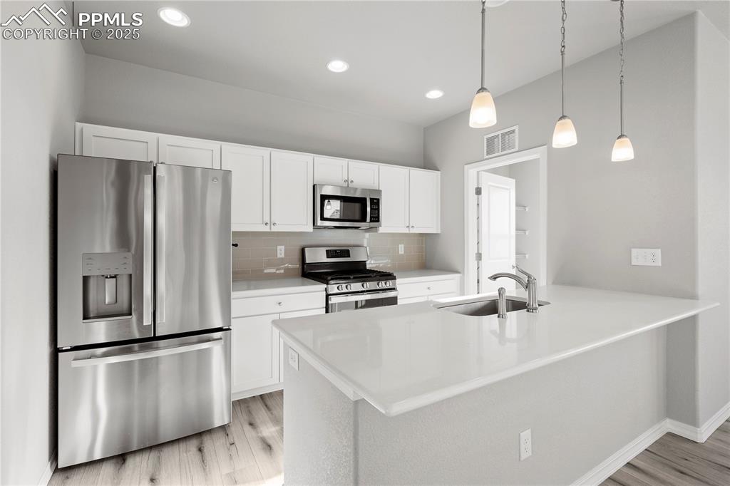 Image 10 of 32: Kitchen