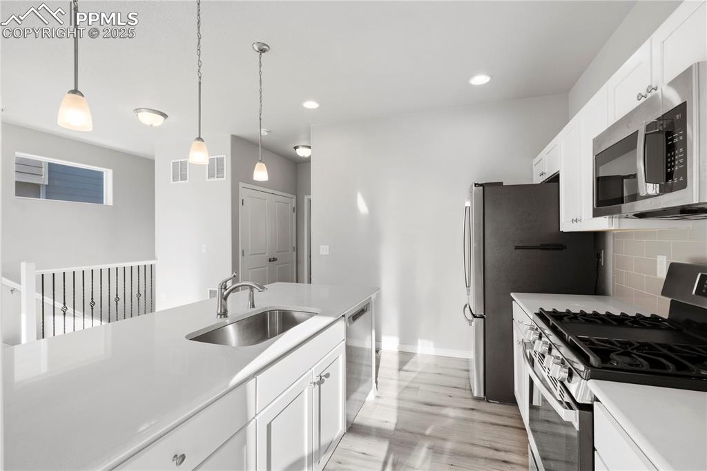 Image 11 of 32: Kitchen