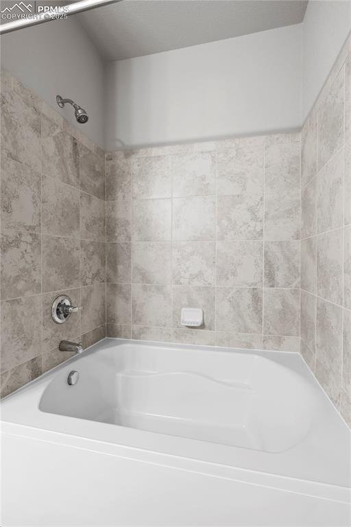 Image 14 of 32: Bathroom