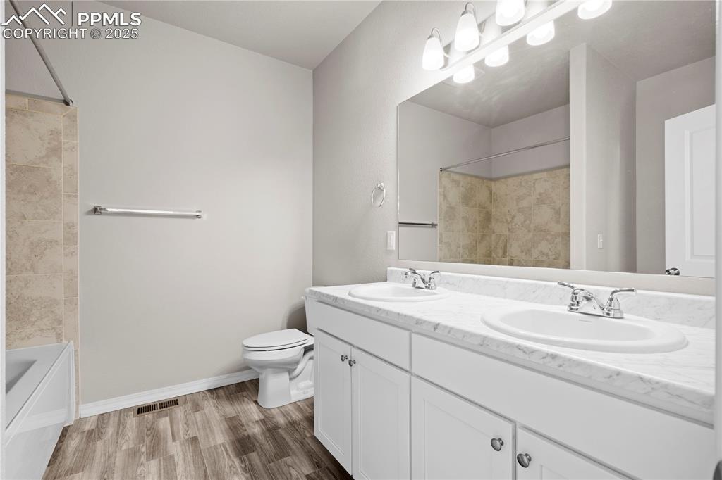 Image 15 of 32: Bathroom