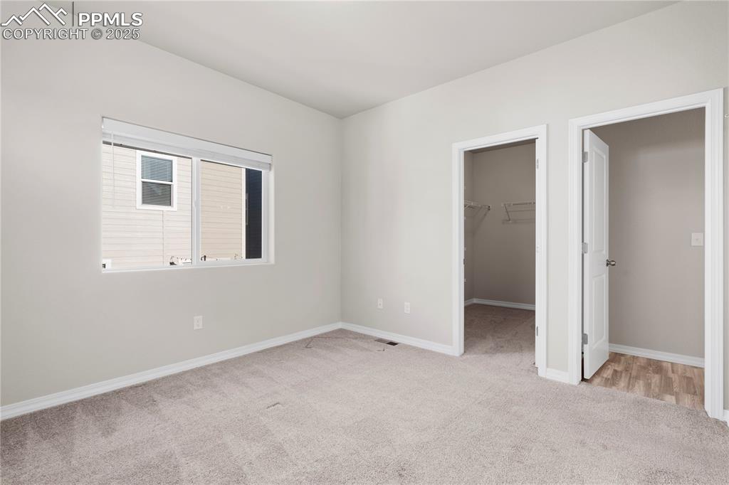 Image 19 of 32: Bedroom