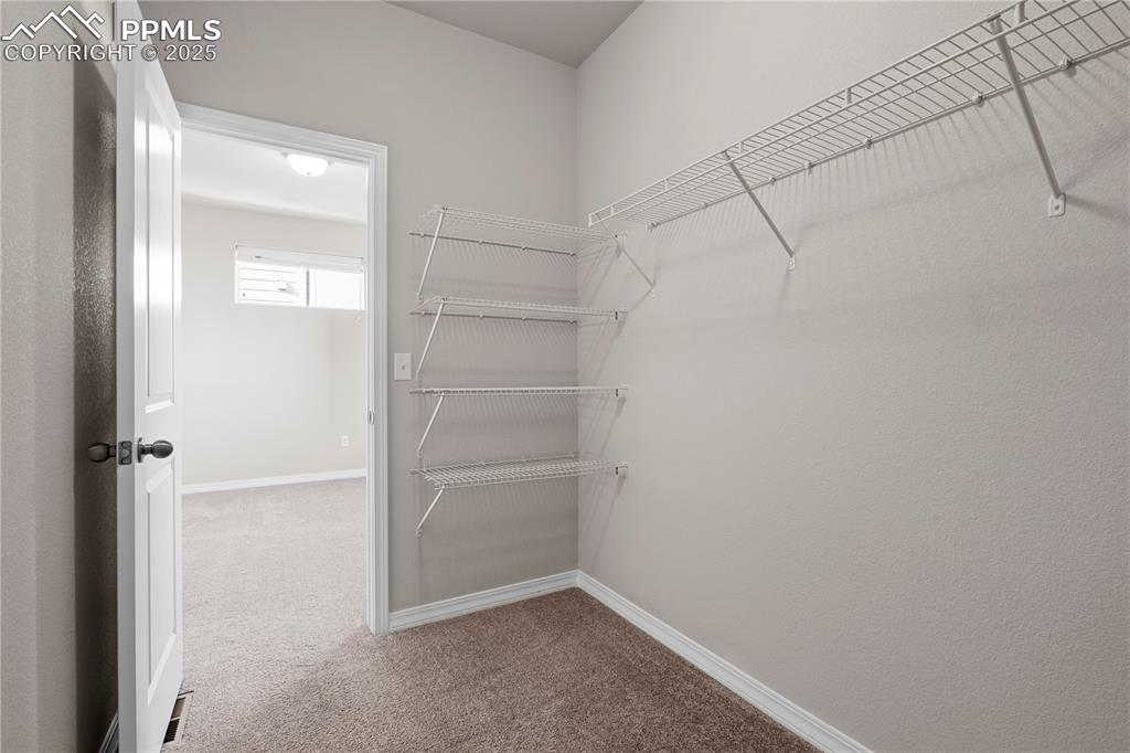 Image 20 of 32: Closet