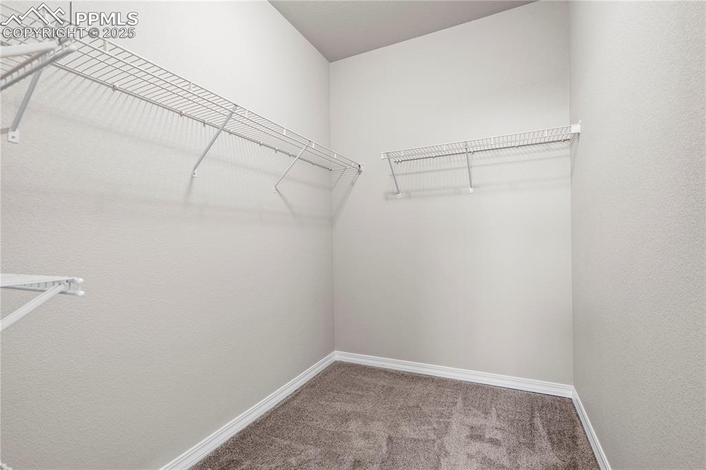 Image 21 of 32: Closet