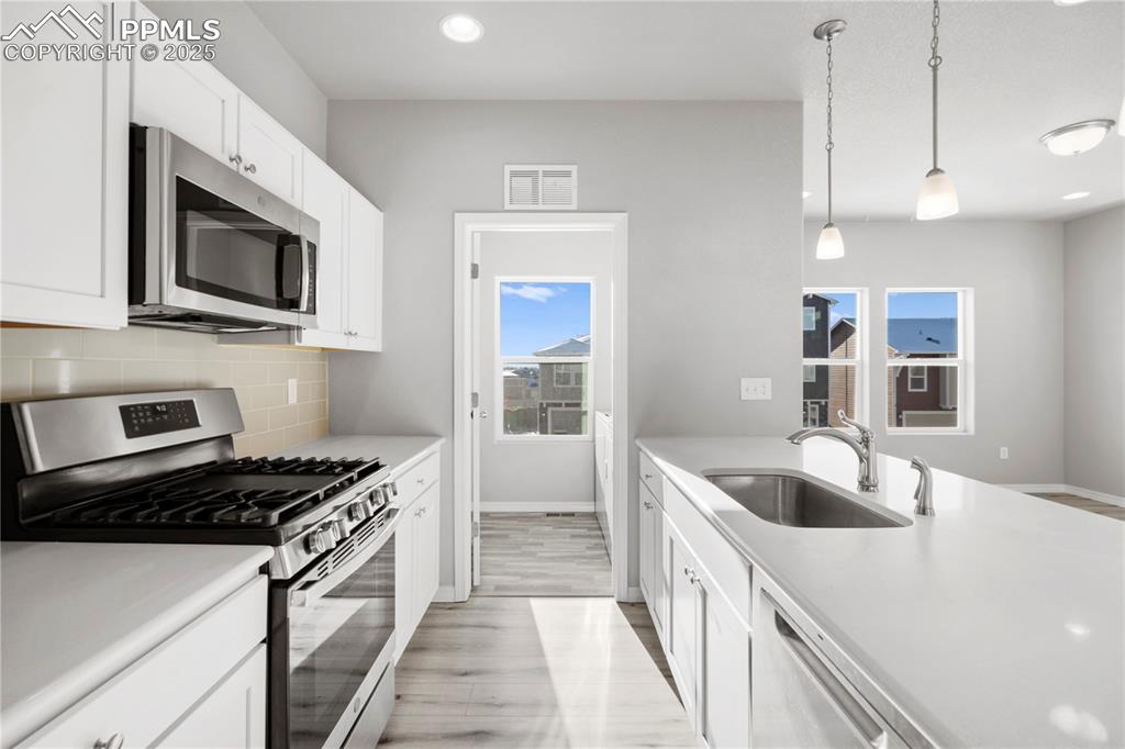 Image 9 of 32: Kitchen