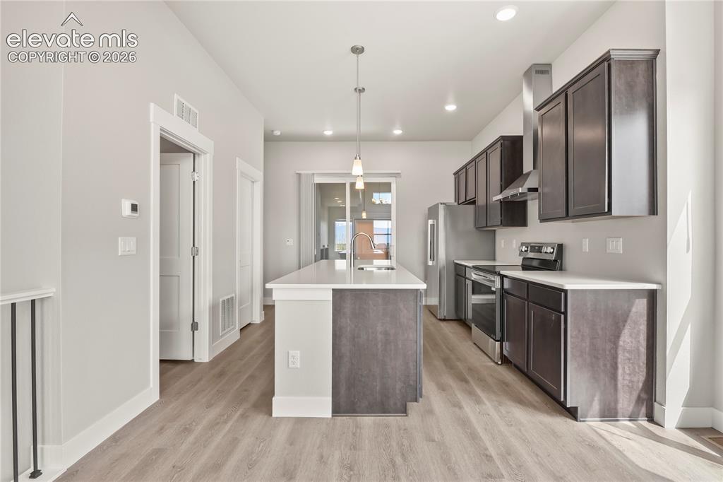 Image 10 of 50: Kitchen