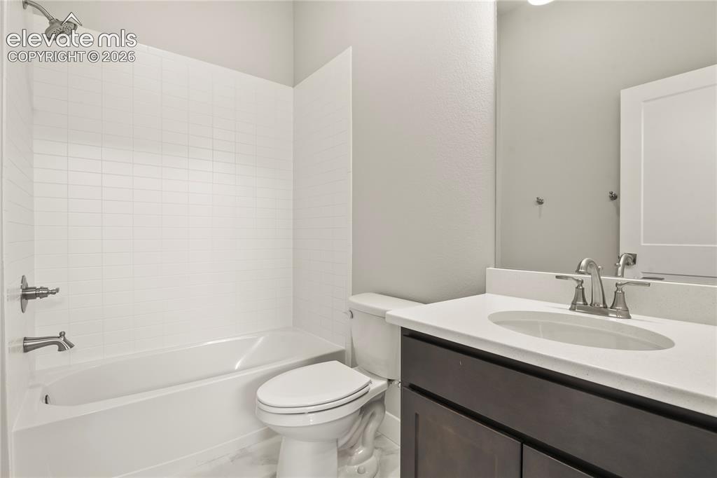 Image 17 of 50: Main level secondary full bath.